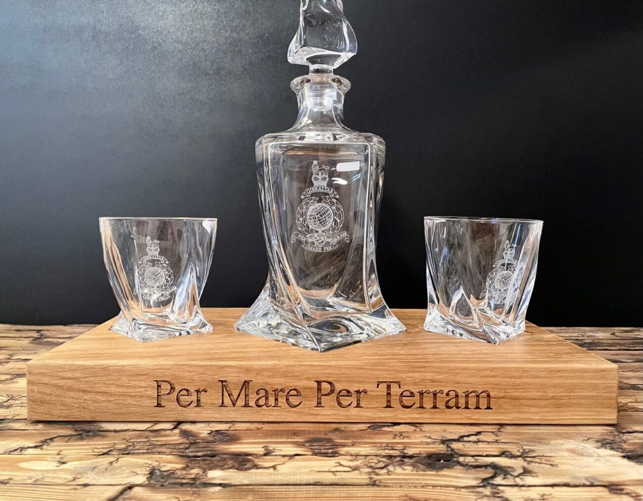 2 Glass 'Twisted' Decanter Set with Oak Tray | Twisted Decanter Set - Image 6